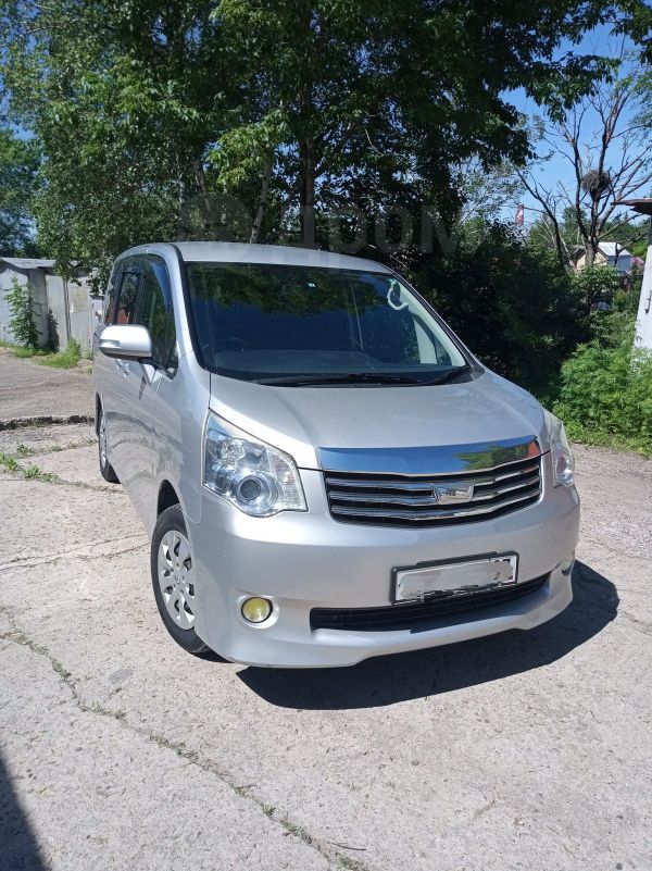    Toyota Noah 2013 , 1090000 , 