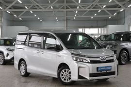 Минивэн или однообъемник Toyota Voxy 2018 года, 2329000 рублей, Омск