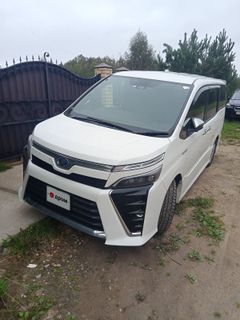 Минивэн или однообъемник Toyota Voxy 2018 года, 2800000 рублей, Ярославль
