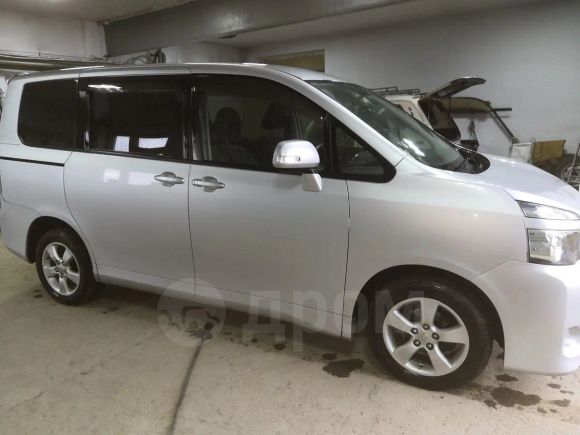    Toyota Voxy 2011 , 850000 , --