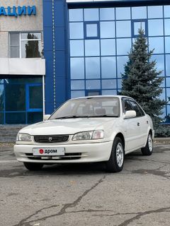 Седан Toyota Corolla 2000 года, 375000 рублей, Омск