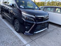 Минивэн или однообъемник Toyota Voxy 2018 года, 2700000 рублей, Казань