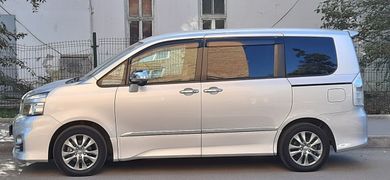 Минивэн или однообъемник Toyota Voxy 2011 года, 1700000 рублей, Артём
