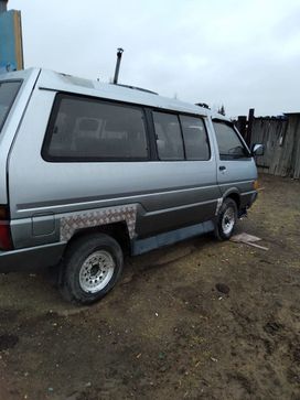    Nissan Largo 1990 , 220000 , 