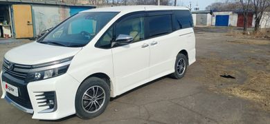 Минивэн или однообъемник Toyota Voxy 2016 года, 2000000 рублей, Благовещенск