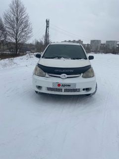 Седан Toyota Platz 2002 года, 260000 рублей, Усть-Илимск